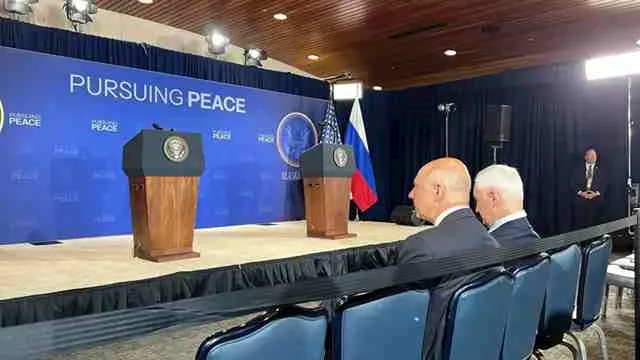 بوتين يجيب على أسئلة إلى جانب رئيس أمريكي