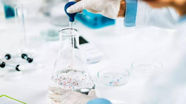 يتناولها الملايين.. مشروبات شائعة تحتوي على مواد خ