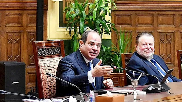 الرئيس عبد الفتاح السيسي وحسن عبد الله محافظ البنك