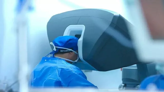 عملية زراعة قوقعة باستخدام اليد الروبوتية