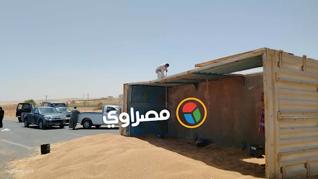 انقلاب شاحنة محملة بالغلال