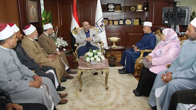 محافظ بني سويف يلتقي قافلة ''البحوث الإسلامية''