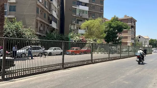 تركيب حاجز حديدي يفصل شارع المحكمة