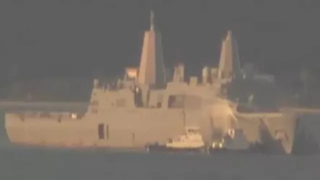 حريق هائل في سفينة عسكرية أمريكية قبالة سواحل اليا