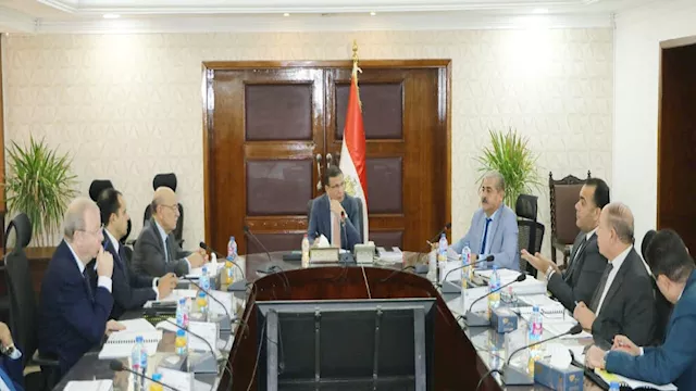 الدكتور علاء فاروق خلال الإجتماع