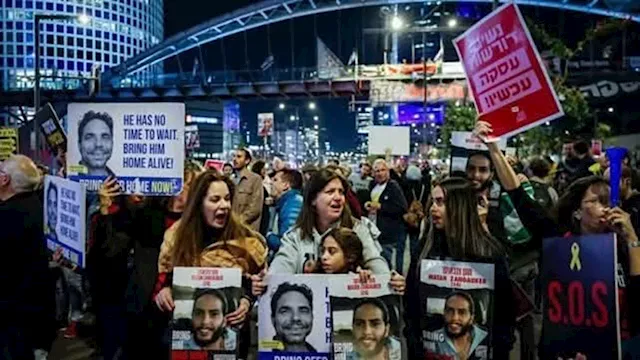 آلاف الإسرائيليين يتظاهرون أمام وزارة الدفاع للمطا