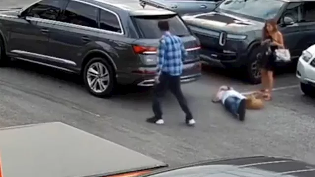 سائق أوبر يعتدي بوحشية على زبون ويسقطه فاقد الوعي 