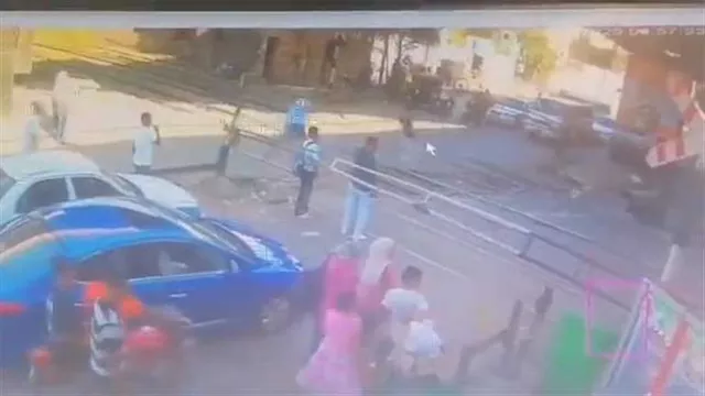 عامل أنقذ شابًا من الموت