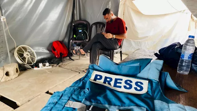 يتجمع الصحفيون في غزة في خيم بالقرب من المستشفيات 