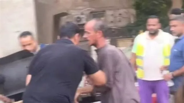 تعدي موظف إشغالات بحي الدقي على بائع بطاطا