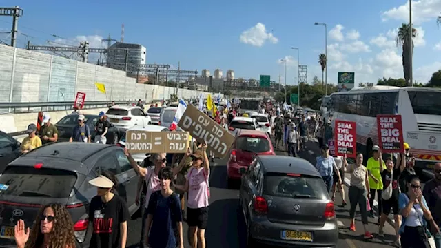 الاحتجاجات تسبب بأزمات مرورية خانقة في إسرائيل