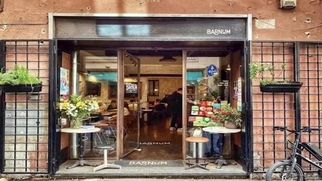 مقهى يقدم القهوة في "أطول طابور انتظار" بالعالم.. 