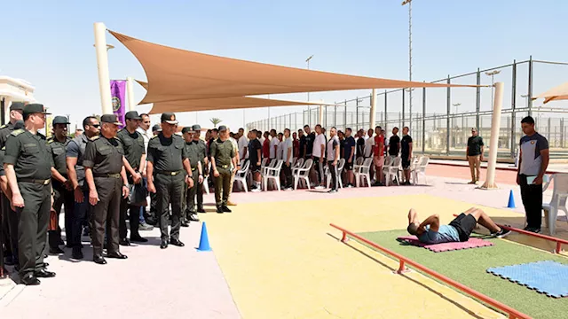 وزير الدفاع يتفقد اختبارات القبول بالأكاديمية العس