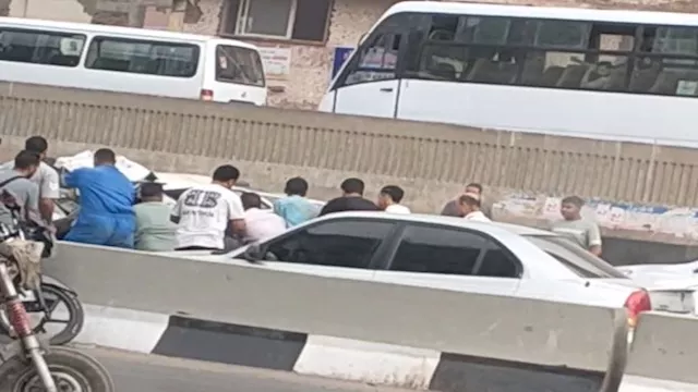 إصابة سائق في انقلاب سيارة