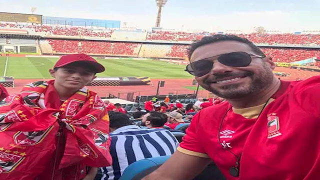 احمد صلاح السعدني وابنه ياسين اثناء متابعة مباراة 
