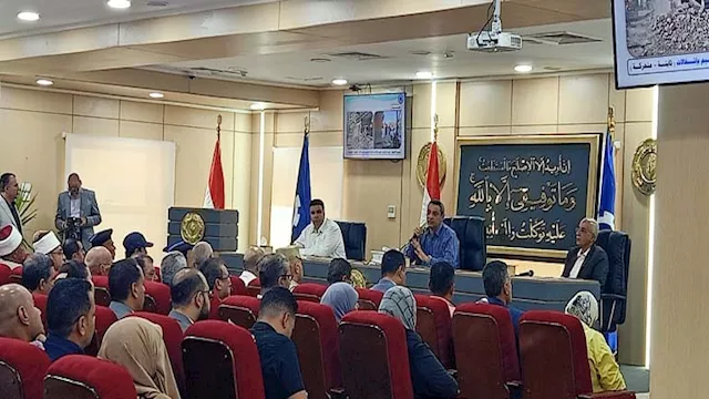 جانب من اجتماع المحافظ مع التنفيذي