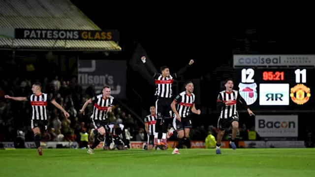 احتفال لاعبي جريمسبي تاون بإقصاء مانشستر يونايتد