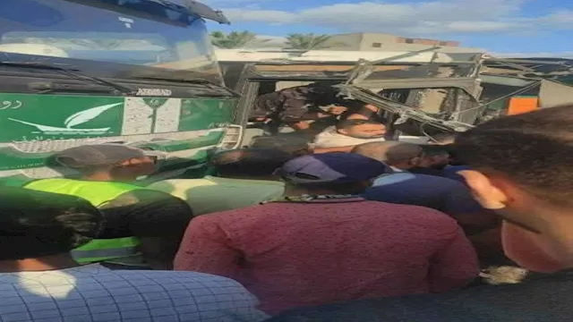 تصادم جرار وميكروباص (2)