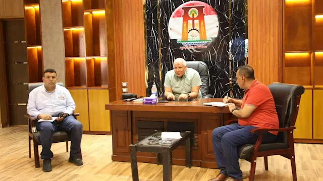 محافظ الوادي الجديد يلتقي قيادات الداخلة وبلاط