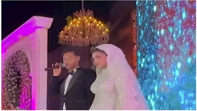 معلم حول حفل زفافه لدرس خصوصي