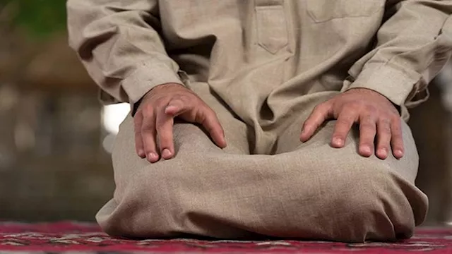 حكم الإشارة بإصبع السبابة اليُمنى وتحريكها في الصل