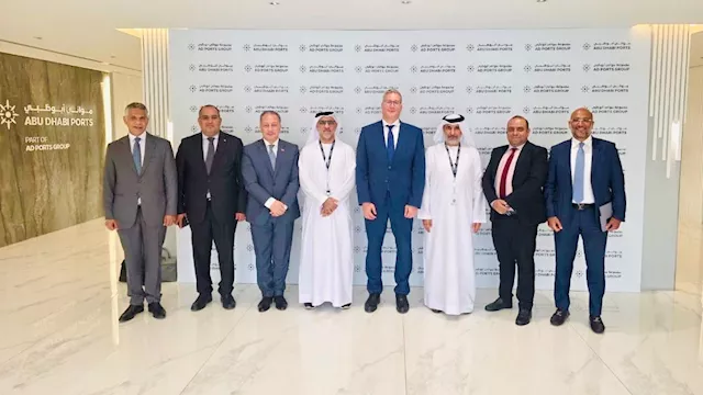 كريم بدوي مع المختصين بمجموعة موانئ أبوظبي
