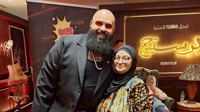 البلوجر محمد عبد العاطي و والدته