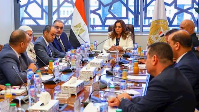 وزيرة التنمية المحلية تستقبل وفدًا من شركة إزري ال