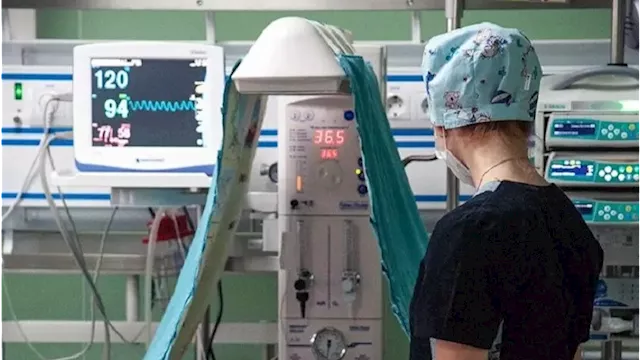 امرأة تنجو بأعضائها