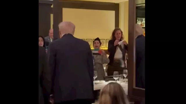 متظاهرون يهاجمون ترامب داخل مطعم