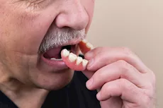 لماذا يفقد كبار السن أسنانهم؟ نصائح للوقاية