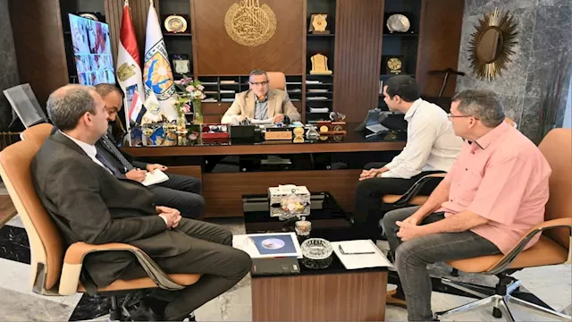 لقاء المحافظ مع مدير الشركات 