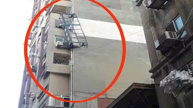 مصرع عامل وإصابة آخر سقطت بهما سقالة من أعلى عقار 