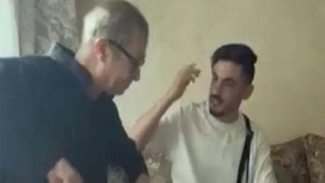 بعد 22 سنة.. تلميذ يرد الجميل لأستاذه برحلة عمرة