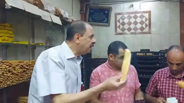 محافظ سوهاج لصاحب مخبز فينو أنت بتبيع بمزاجك