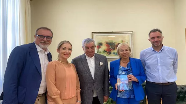 زاهي حواس يتسلم مفتاح مدينة لاتينا