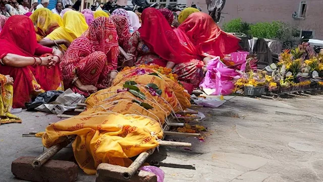 أثناء جنازته.. مراهق يسعل فجأة ويصيب المشيعين بالر