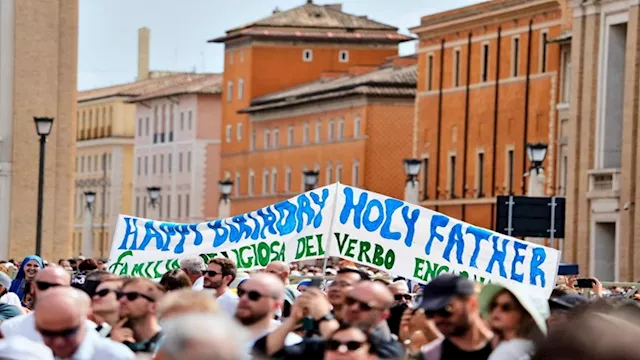 رئيسة بيرو تغني لبابا الفاتيكان