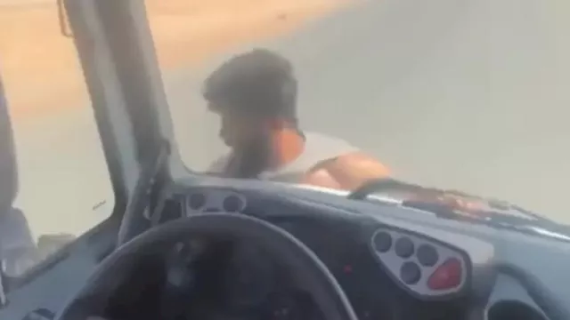 سائق يترك شاحنته تسير بلا تحكم 