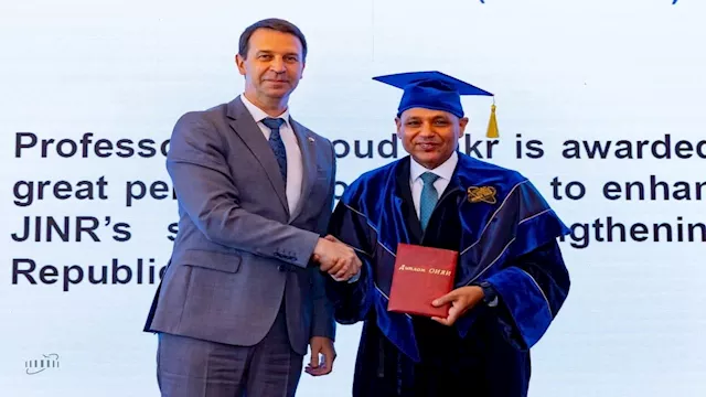 منح الدكتور محمود صقر الدكتوراه الفخرية