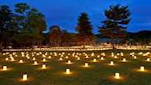 مدينة بأكملها تضاء بالشموع في احتفال سنوي