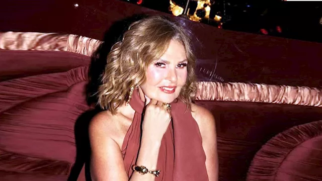 الفنانة يسرا