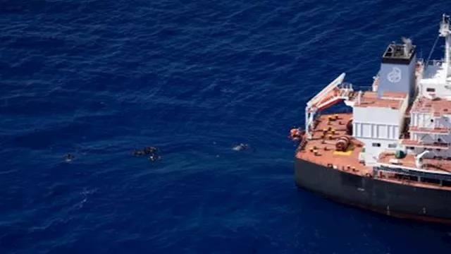 أكثر من 90 مهاجرا عالقا في سفينة شحن نفطية وسط الب