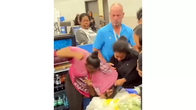 ''علقة موت'' من سيدات لموظفة