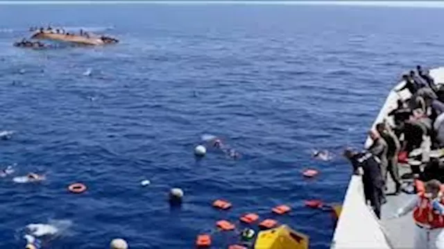 وفاة وفقدان 61 شخصًا جراء غرق قارب قبالة السواحل ا