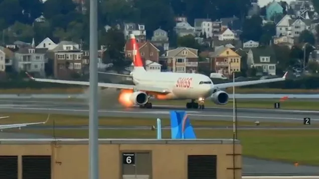 لحظة مرعبة.. اشتعال النيران في محرك طائرة أثناء ال