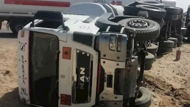 انقلاب سيارة محملة بـ40 طن سولار على الصحراوي الغر