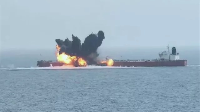 انفجار في محيط سفينة قبالة اليمن