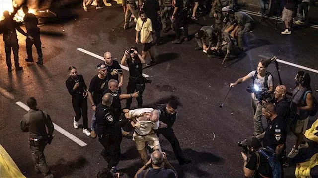 الشرطة تفرق متظاهرين أمام منزل وزير التعليم الإسرا