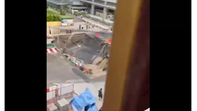 حفرة عملاقة تبتلع شارعًا